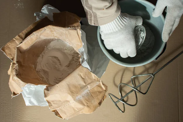 Man oluşturucu macun için bir karışım hazırlar