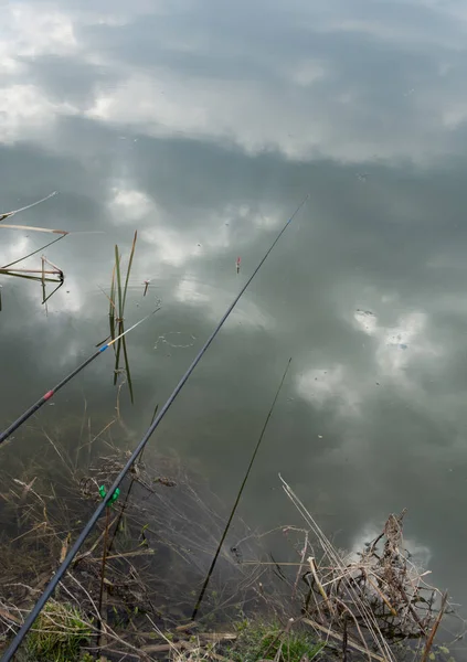 Rybářská tyč plovoucí ve vodě — Stock fotografie