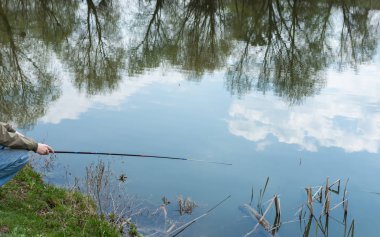 Balıkçı balık yakalar.