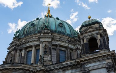 Spree nehrinden Berlin Katedrali'nin görünümü
