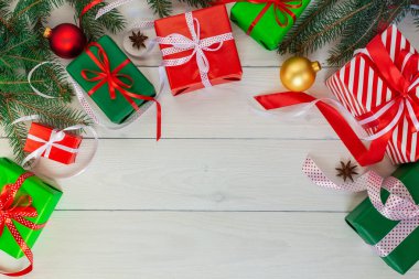 Beyaz bir arka plan şeritler ile hediyeler