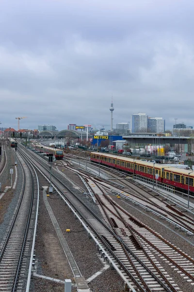 Bahngleise mit Zügen und dem Fernsehturm — Stockfoto