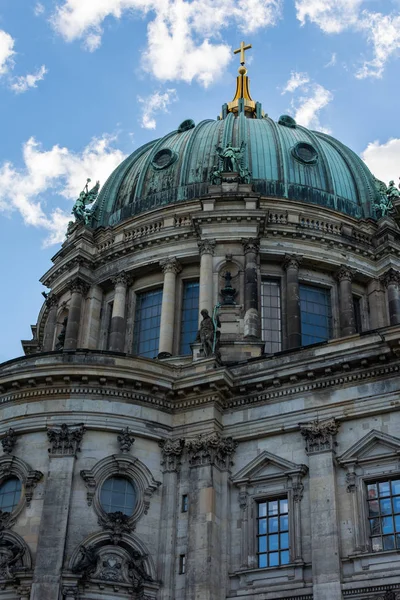 Vue de la cathédrale de Berlin depuis la rivière Spree — Photo