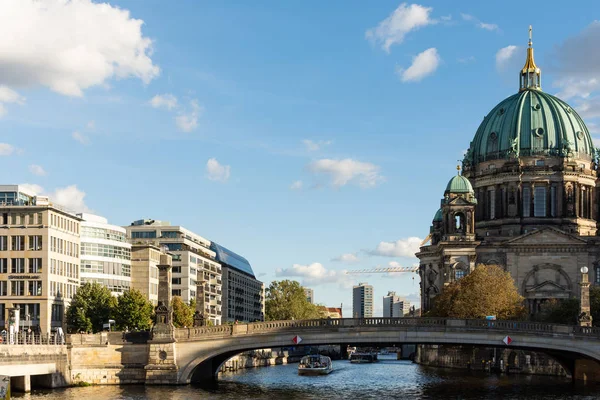 Berlin Katedrali ve Friedrichs Köprüsü 'nün manzarası — Stok fotoğraf