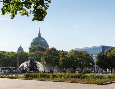 Berlin 'deki Neptün Çeşmesi