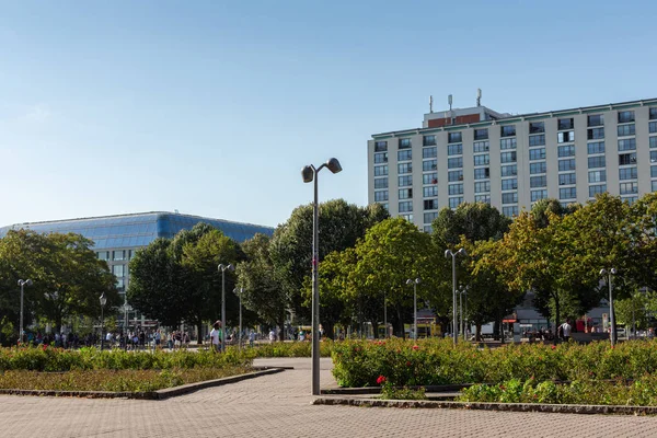 Nádherná květinová lůžka s květinami na Alexanderplatz — Stock fotografie