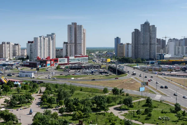Вид на парк Позняки и дорогу в Борисполь — стоковое фото
