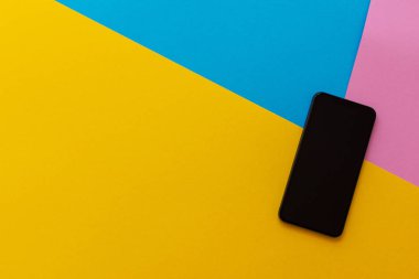 Renkli arka planda siyah telefon