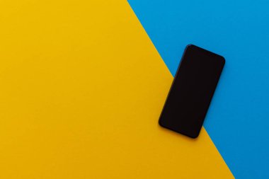 Sarı ve mavi arka planda modern telefon