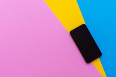 Renkli arka planda siyah telefon