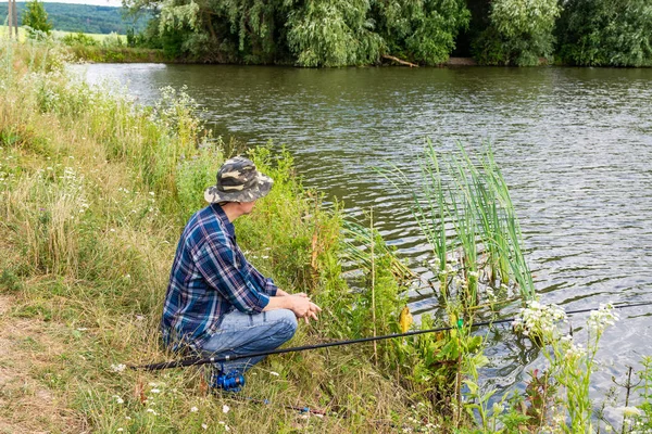 Pescador peces en el lago — Foto de Stock