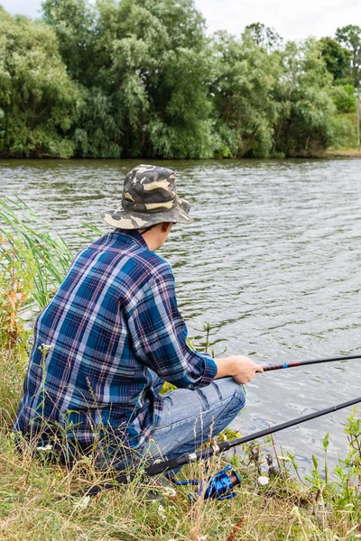 Pescador peces en el lago — Foto de Stock