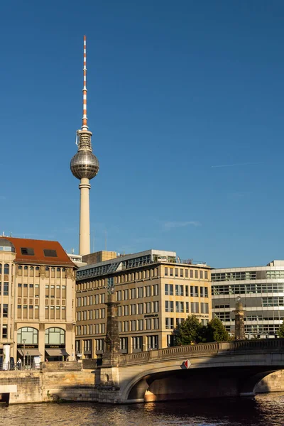 Blick auf den Fernsehturm und die Brücke — Stockfoto