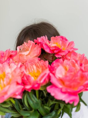 Kız şakayık güzel bir buket ile yüzünü kapatır