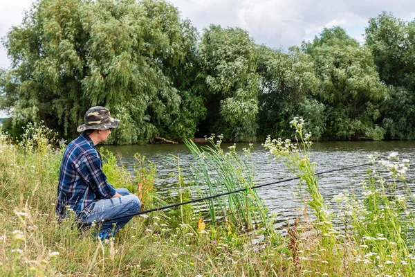 Pescador peces en el lago — Foto de Stock