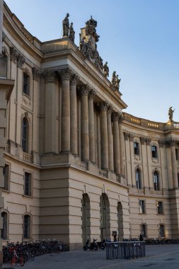 Berlin sokaklarında yürüyün