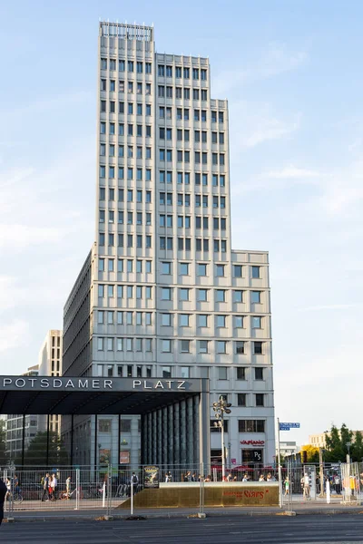 Berlin'de metro istasyonu Potsdamer Platz