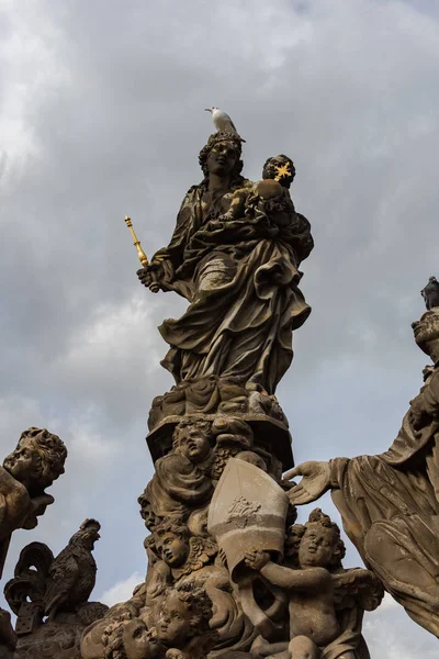 Скульптуры Карлова моста в Праге — стоковое фото