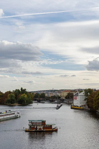 Panorama do rio Vltava a partir da Ponte Charles — Fotografia de Stock