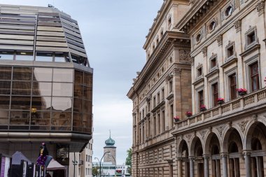 Mahalle Prag'da modern ve eski binaların