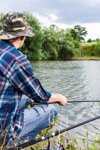 Fiskare fiskar på sjön — Stockfoto