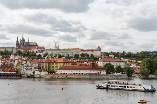 Blick von der Karlsbrücke auf die Kleinstadt — Stockfoto