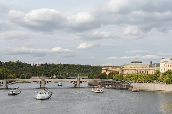 Панорама реки Влтавы с Карлова моста — стоковое фото
