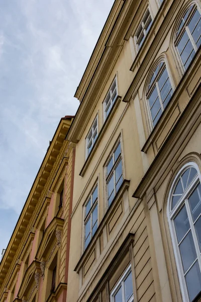 Nádherné staré domy v Praze, Česko — Stock fotografie