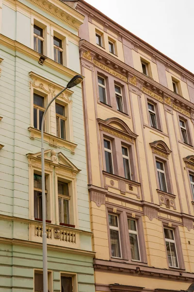 Nádherné staré domy v Praze, Česko — Stock fotografie