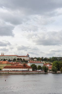 Charles Köprüsü'nden Küçük kasabanın panoraması