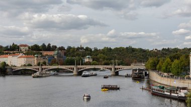 Charles Köprüsü'nden Vltava nehri panoraması