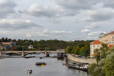 Charles Köprüsü'nden Vltava nehri panoraması