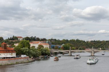 Charles Köprüsü'nden Vltava nehri panoraması