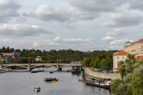 Panorama över floden Moldau från Karlsbron — Stockfoto