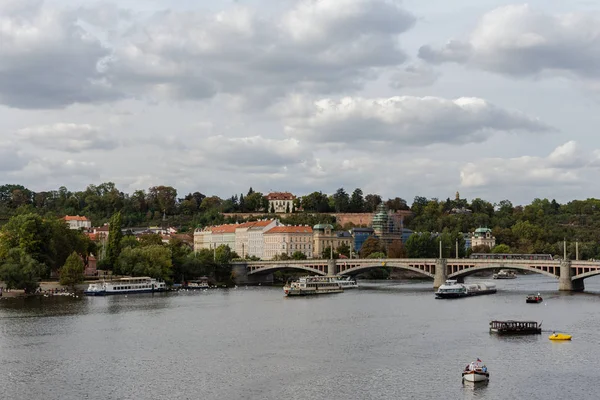 Panorama del río Moldava desde el Puente de Carlos —  Fotos de Stock