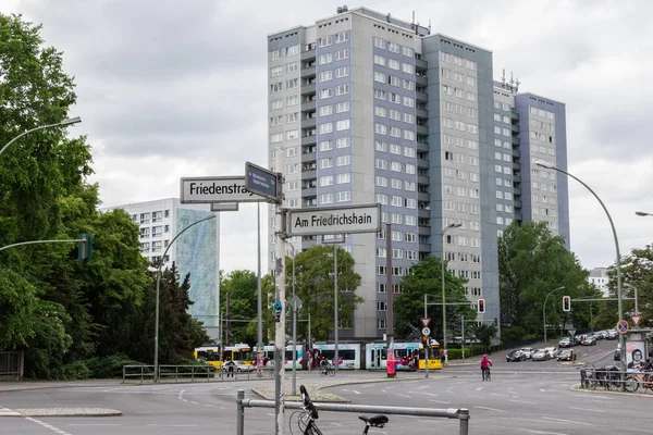 Pouliční křižovatka am Friedrichshain a Friedenstrabe v Berlíně — Stock fotografie