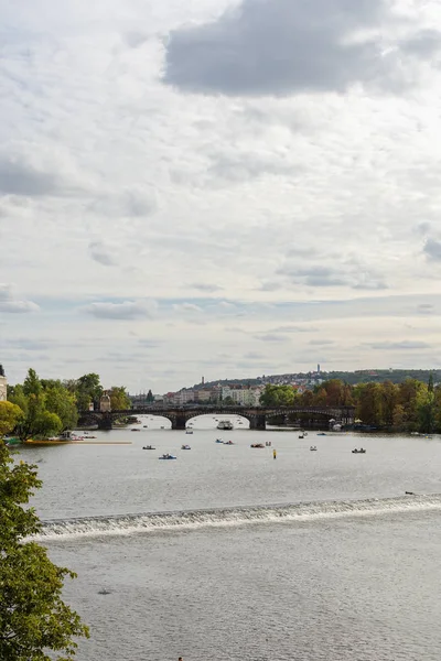 Panorama do rio Vltava a partir da Ponte Charles — Fotografia de Stock