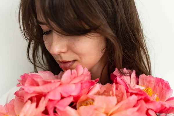 Güzel kız çiçeklerle mutlu