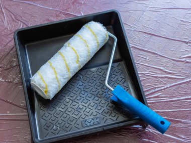 Boya tepsisi ve kabarık rulo