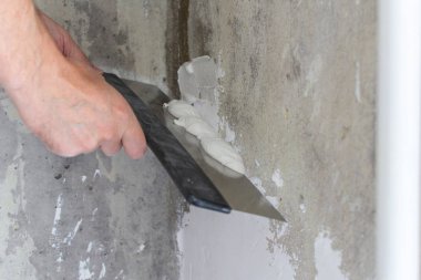 Bir spatula ve macun ile Işçi eli