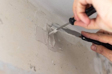 Bir spatula ve macun ile Işçi eli