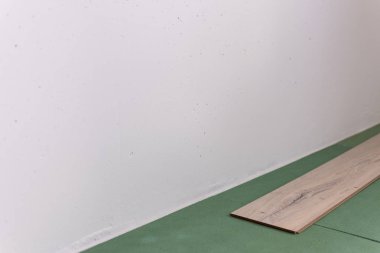 Montaj laminat odada