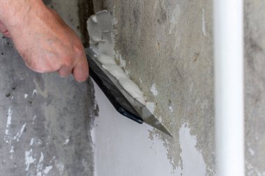 Bir spatula ve macun ile işçilerin el