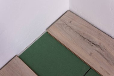 Montaj laminat odada