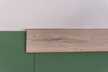 Montaj laminat odada