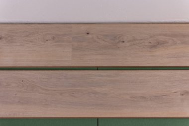 Montaj laminat odada