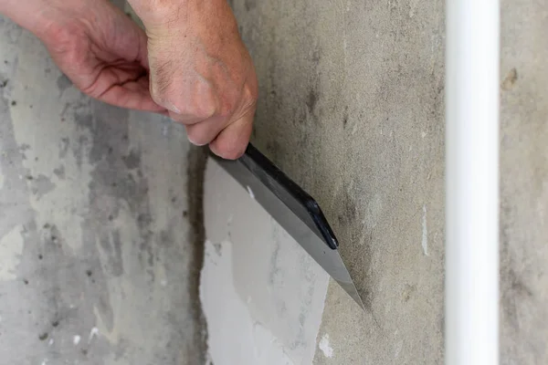 Mano de los trabajadores con una espátula y masilla — Foto de Stock