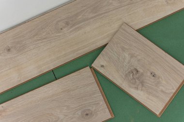 Montaj laminat odada