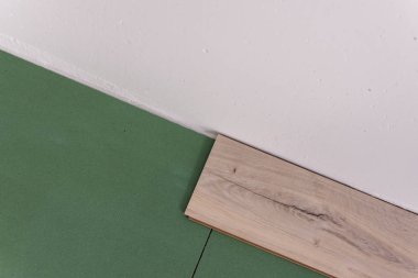 Montaj laminat odada