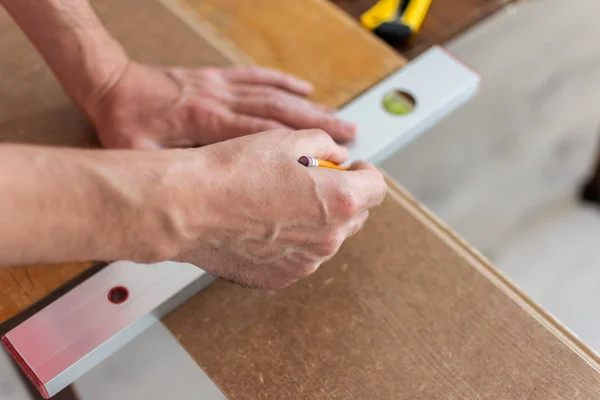 Worker marks the length of the laminate — Stock Photo, Image